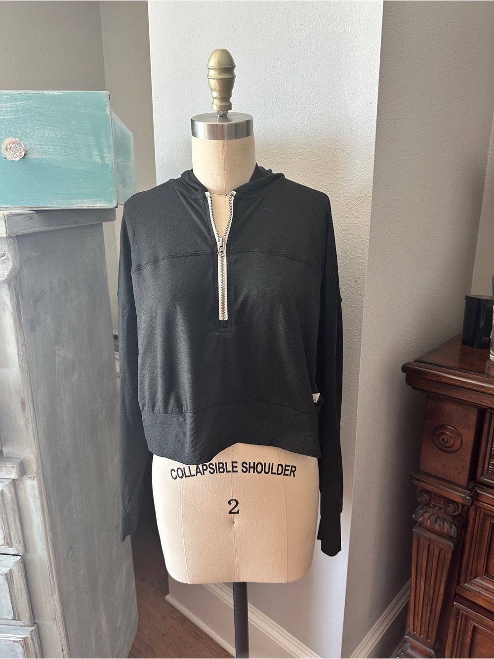 Vuori Half Zip Crop Fit Hoodie Heathered Black - Picture 4 of 9